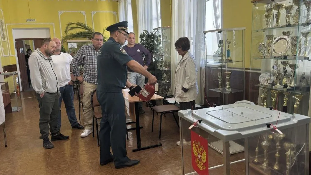 Сотрудники МЧС обеспечили пожарную безопасность на избирательных участках в Подмосковье