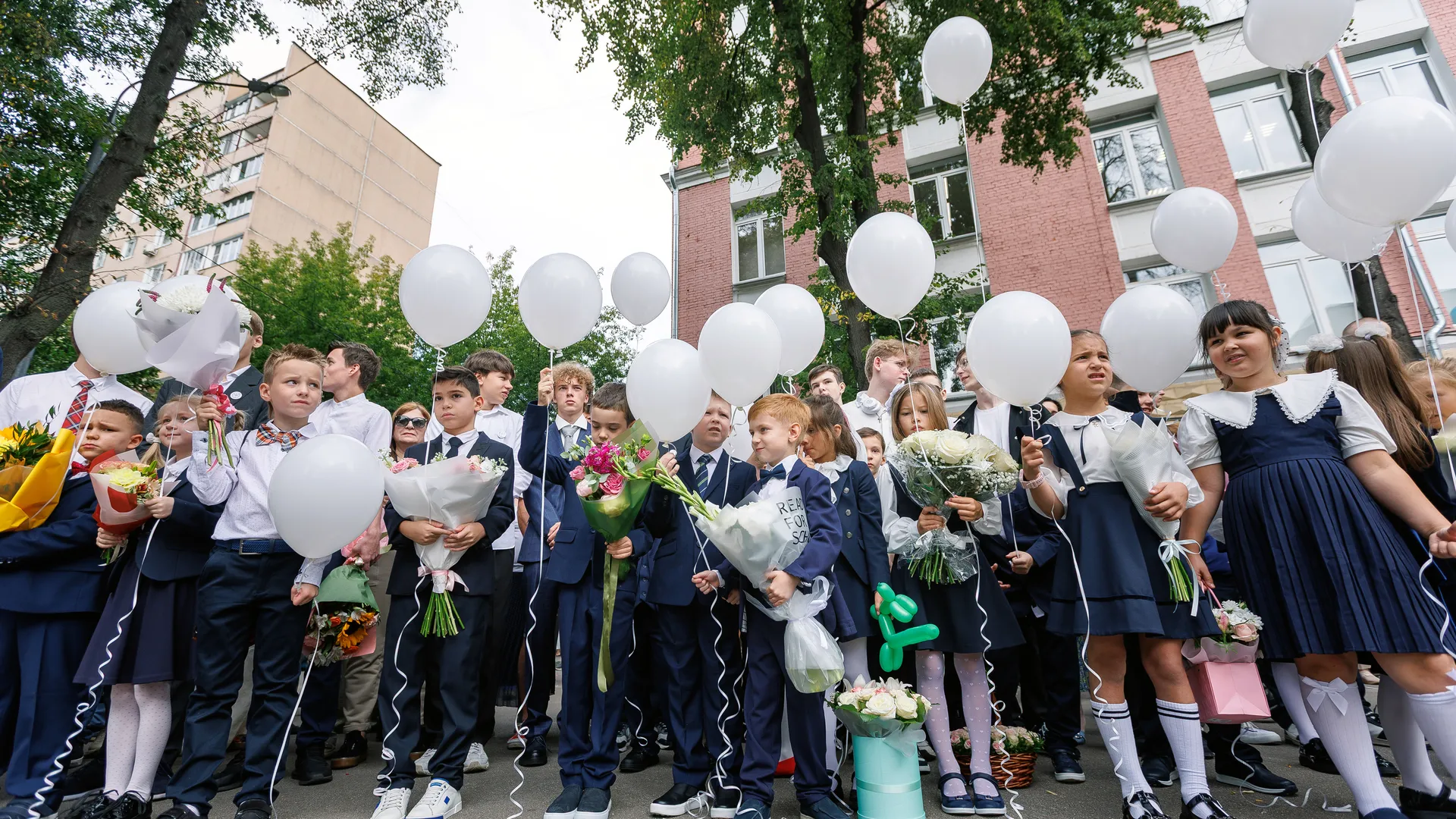 Первоклассники 1 сентября на линейке в школе