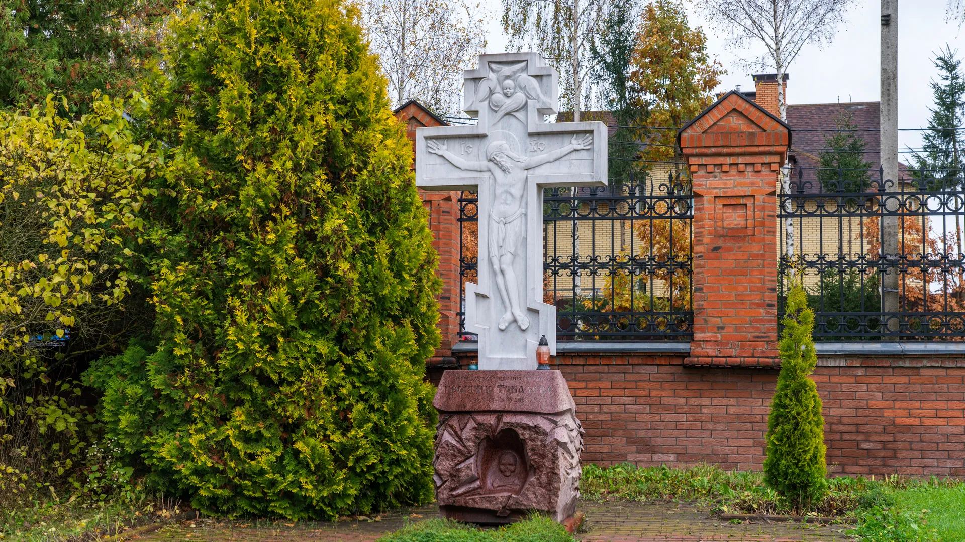 Церковь Воздвижения Честного Креста Господня в селе Дарна округа Истра