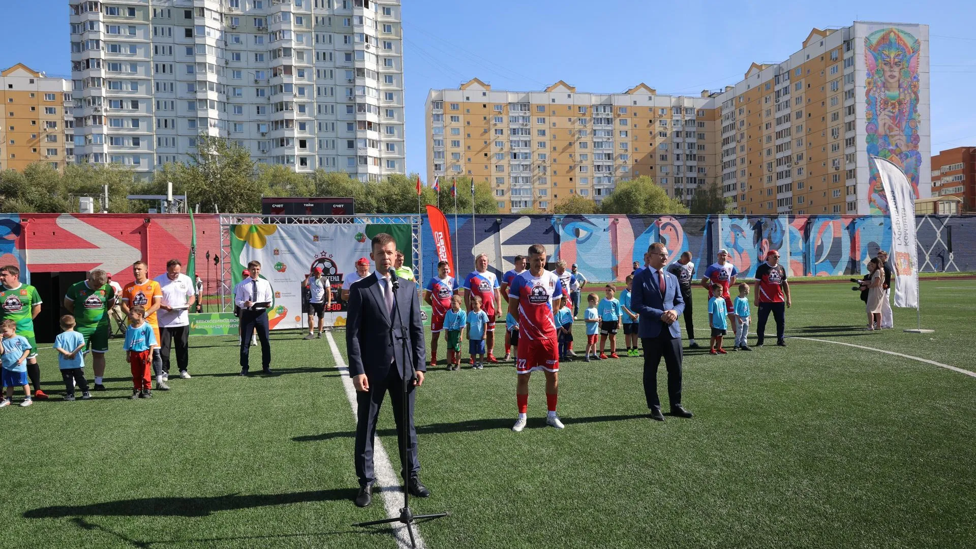 Звезды футбола сыграли матч с жителями Балашихи в День города
