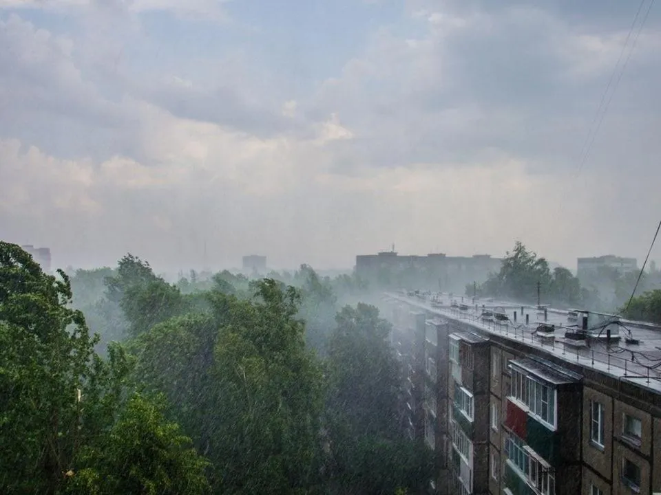 «Не трогать мокрое, железное и электрическое»: эксперт рассказал, почему молния ударила в женщину в Коломне