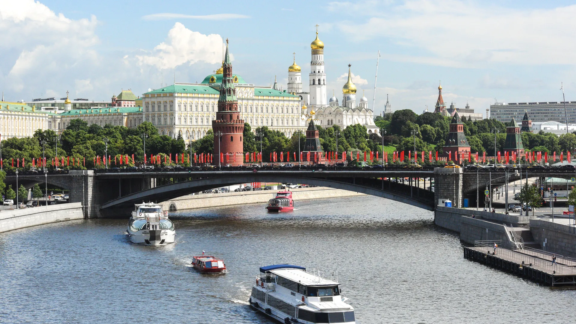 Речной парад в честь старта пассажирской навигации по Москве-реке