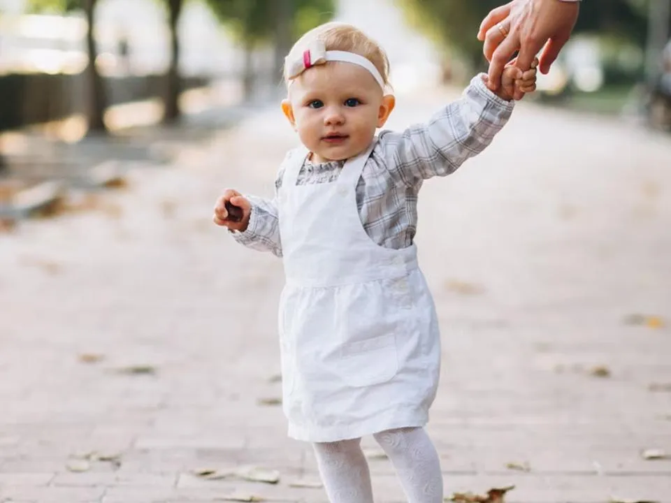 «Если бодр, причин оставаться дома нет»: выяснилось, зачем нужно гулять с болеющим младенцем