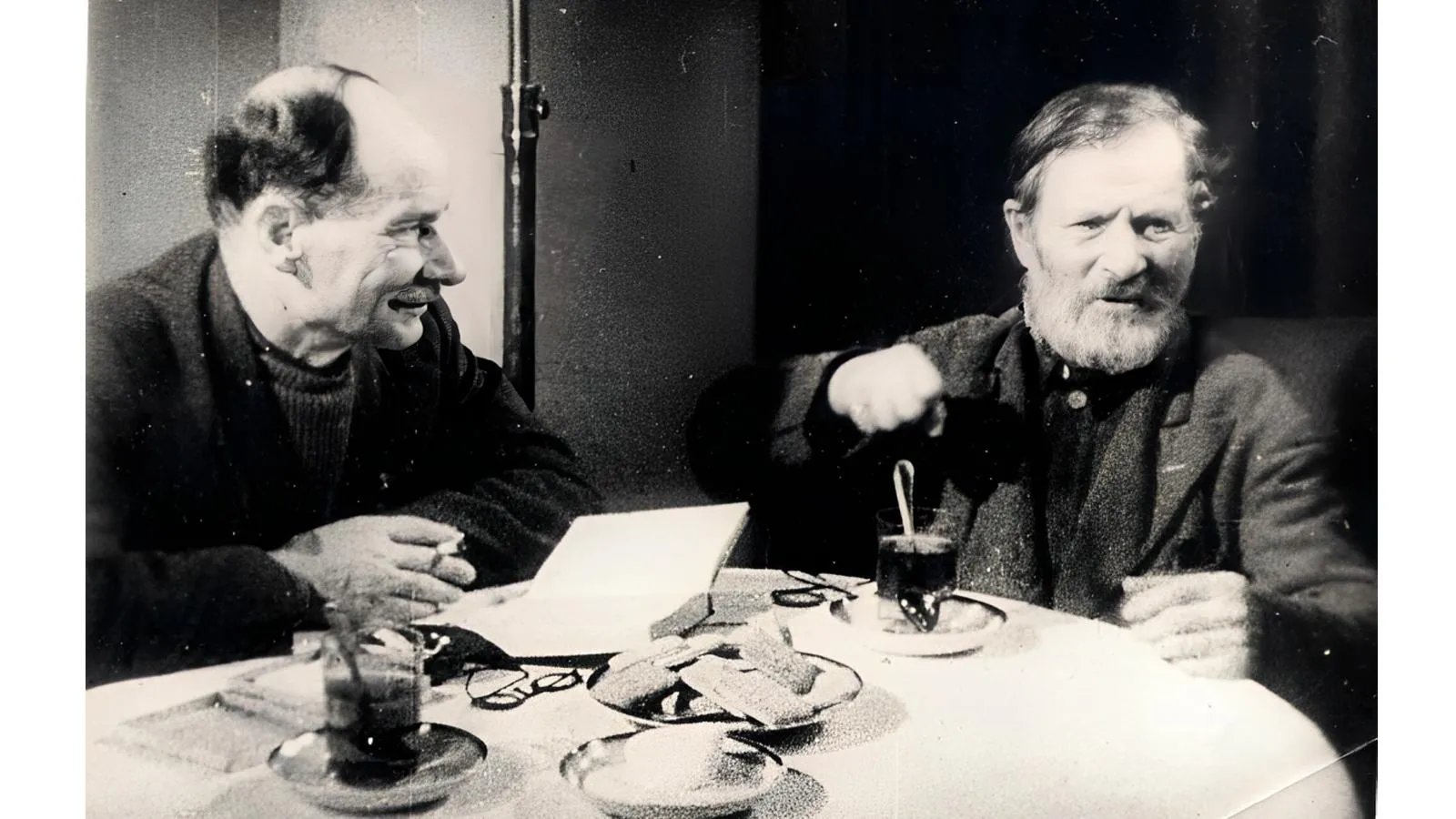Якуб Колас и Дед Талаш в кабинете писателя, 1943 год