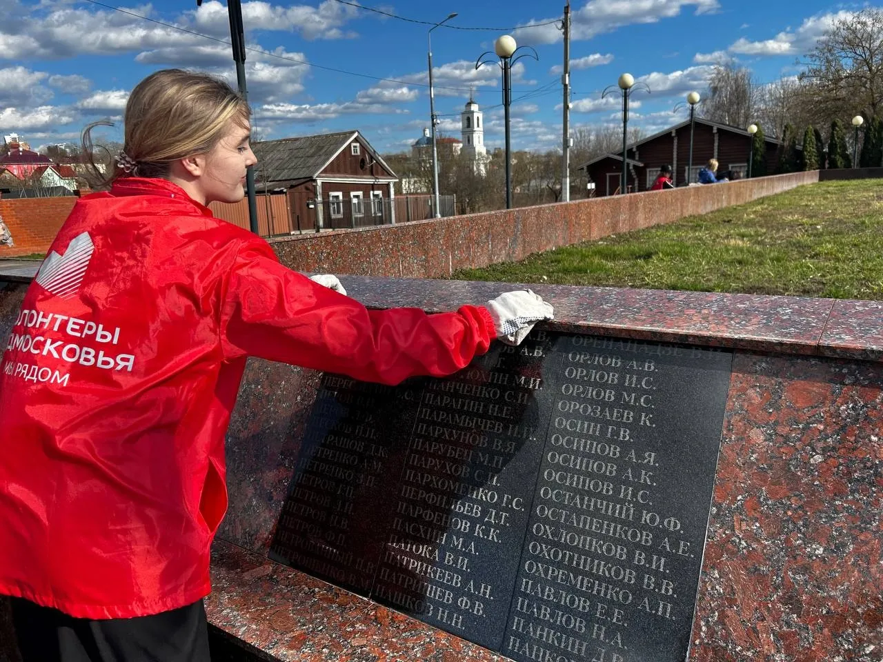 Девушка-волонтер ухаживает за памятником героям ВОВ в Серпуховском округе.&nbsp;Фото: пресс-служба администрации г. о. Серпухов