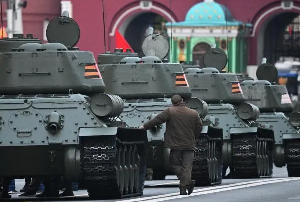 Танки Т-34-85 на репетиции парада в Москве в честь 80-й годовщины Победы в Великой Отечественной войне