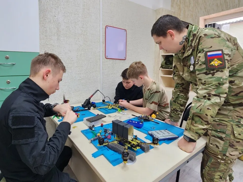 Роман Балабаев учит подростков сборке дрона. Фото:&nbsp;МедиаБанк Подмосковья/Дмитрий Алексеенко