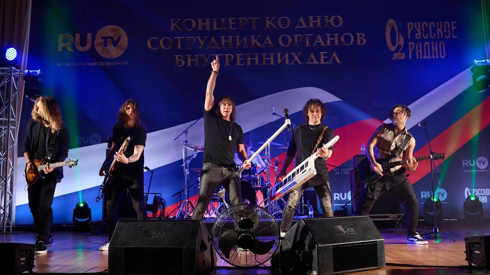 Звезды «Русского Радио» и RU.TV отвели концерт в Сочи ко Дню сотрудника МВД