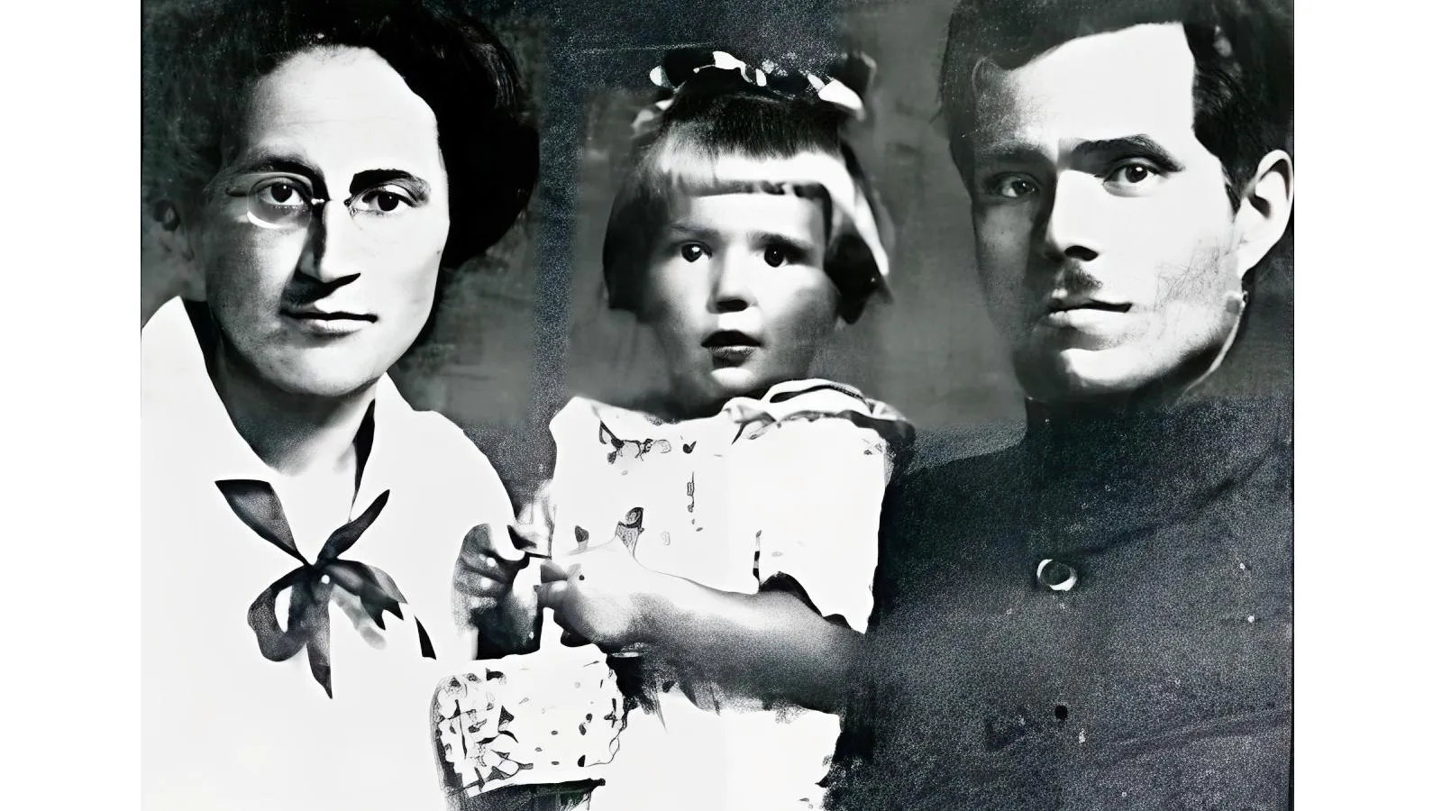 Нестор Махно с женой Галиной Кузьменко и дочерью Еленой, 1925 год