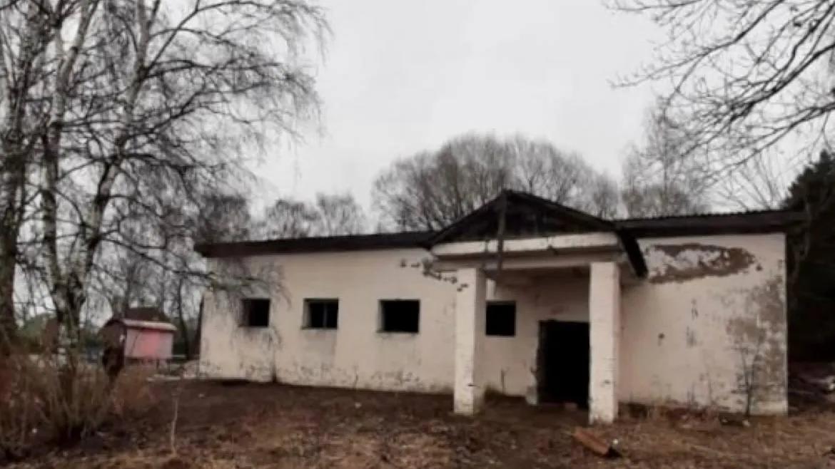В Клину снесли аварийный заброшенный клуб площадью 200 м. кв.