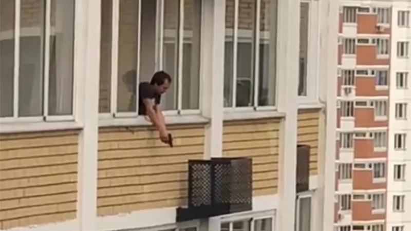 Житель Видного с балкона палил по прохожим из незаряженного пистолета