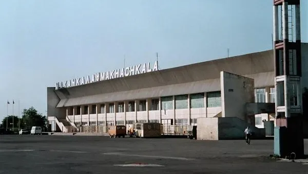 Аэропорт в Махачкале временно будет закрыт в связи с проникновением неизвестных лиц