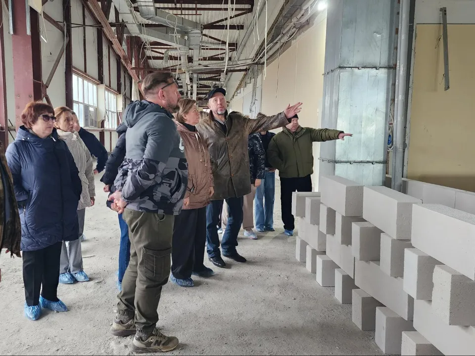 Рабочие рассказывают Ларисе Лазутиной о ходе работ. Фото: REGIONS/Хавива Фонина