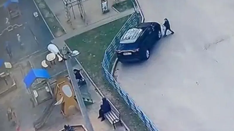Самокатчик из Дмитрова врезался в припаркованный во дворе автомобиль