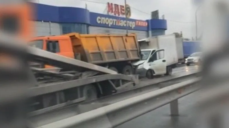 «Газель» в Балашихе попала под МАЗ, груженный песком