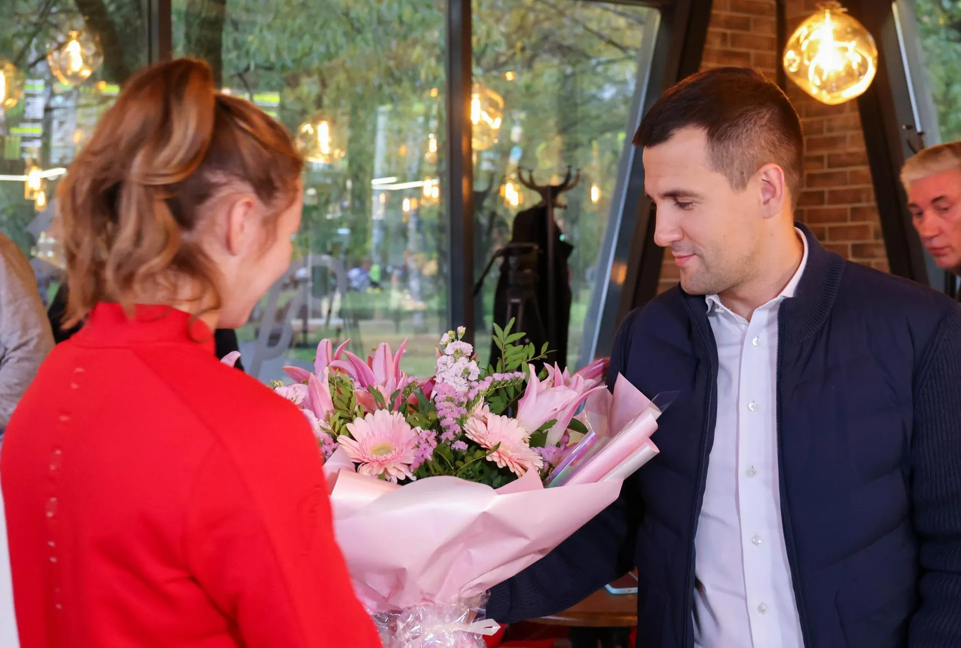 Чемпионке Анастасии Бережковой вручает букет глава городского округа Станислав Каторов