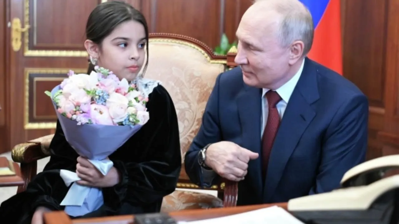 Школьница из Дербента призналась, какой вопрос не осмелилась задать Путину