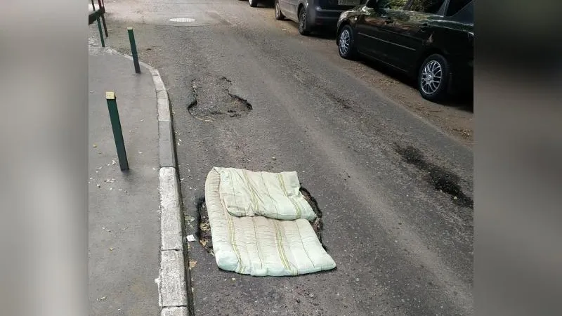 Дорогу в Балашихе отремонтировали с помощью матраса