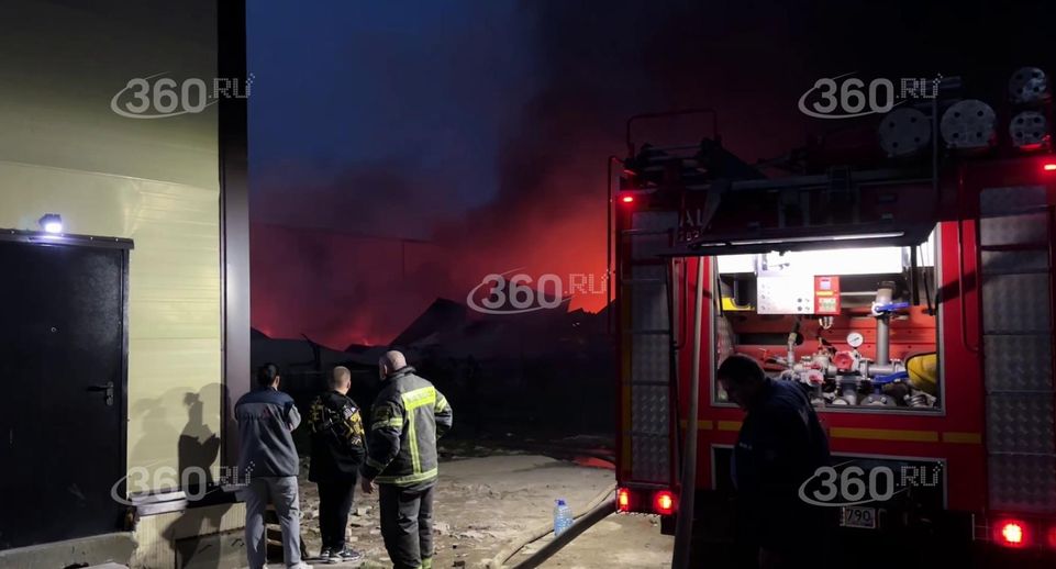 Сильный пожар охватил склады в Раменском