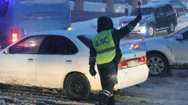 Водителям Подмосковья в связи с непогодой в праздничные дни напоминают о мерах предосторожности