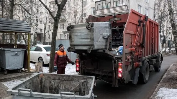 Мусоровоз перевернулся в Люберцах