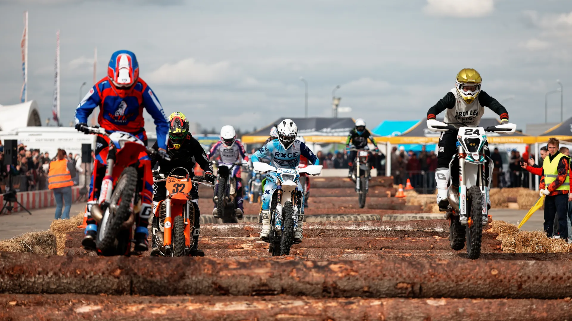 Гонка на мотоциклах «СуперЭндуро» на «Мотовесне» в «Патриот Экспо» Одинцовского округа