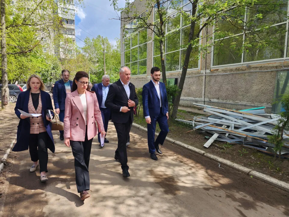 Глава г.о. Фрязина Дмитрий Воробьев (на фото второй слева на переднем плане) проинспектировал ремонт гимназии. Фото: REGIONS/Наталья Дорошева