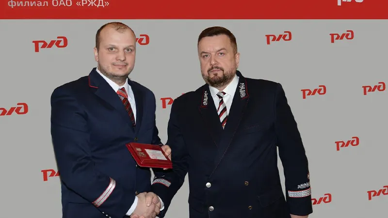 Машинисты, затормозившие перед упавшим на рельсы ребенком, получили награды