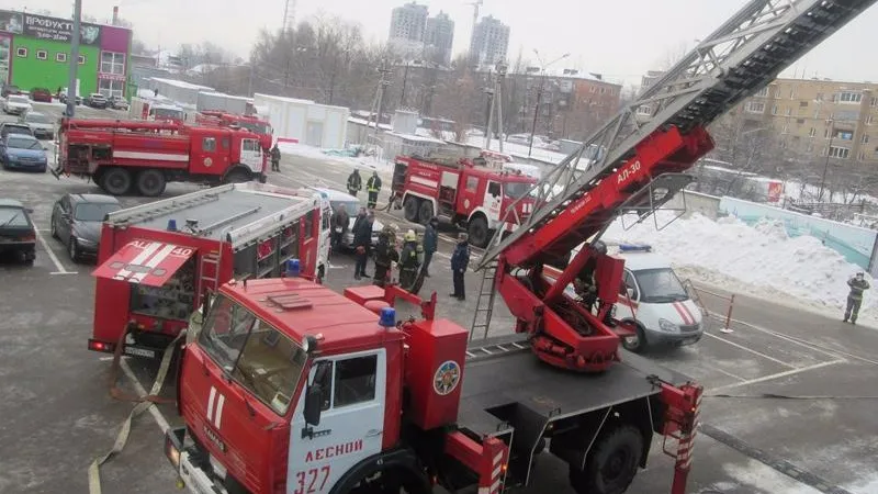Учения по спасению людей из горящего ТЦ провели в Подмосковье