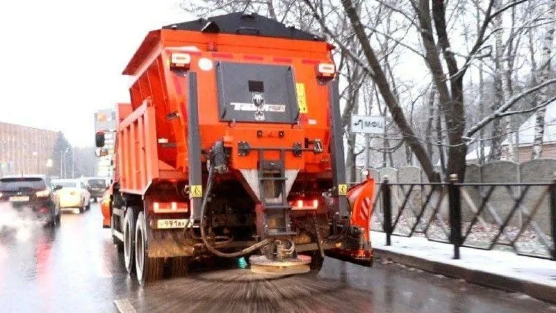 Три с половиной сотни единиц спецтехники задействовали в уборке дорог Подмосковья ночью