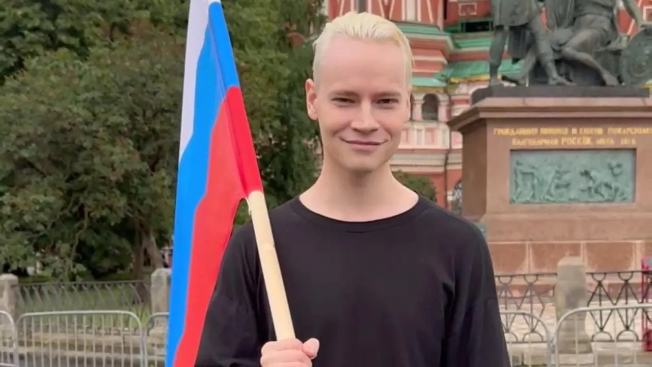 «Дай бог каждому такую самооценку»: зачем Shaman перекрестился перед своим портретом?