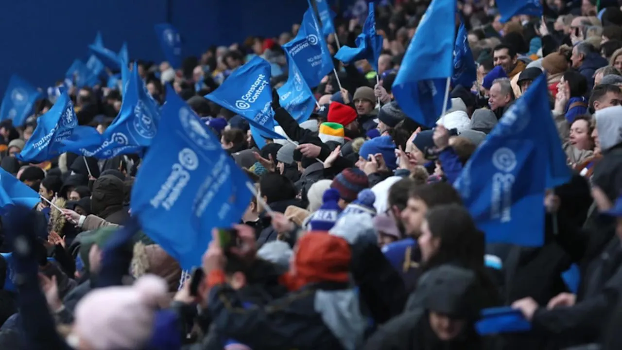 Фанаты «Челси» провели марш протеста, требуя вернуть Абрамовича