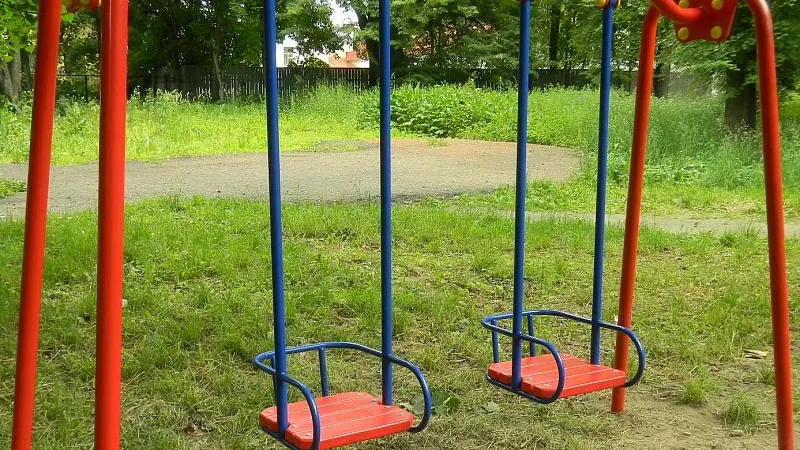 Трехлетняя девочка получила травму, упав с качелей в Балашихе