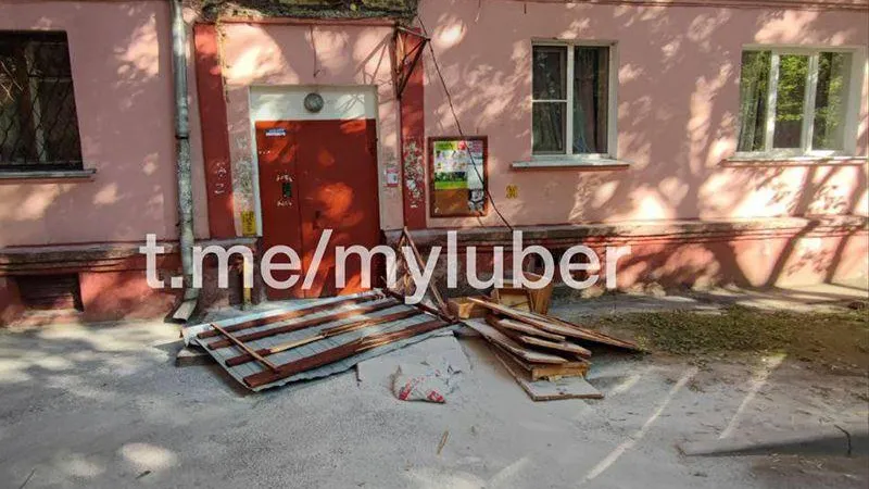 Упавший из окна мешок с цементом снес козырек подъезда в Люберцах