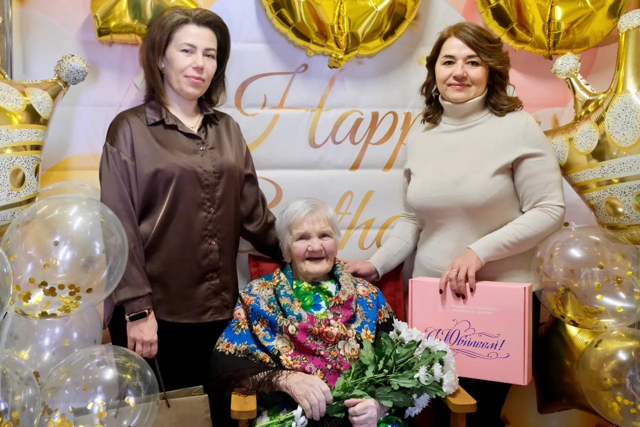 Ветеран с депутатами.&nbsp;Фото: ТГ-канал главы Шаховской