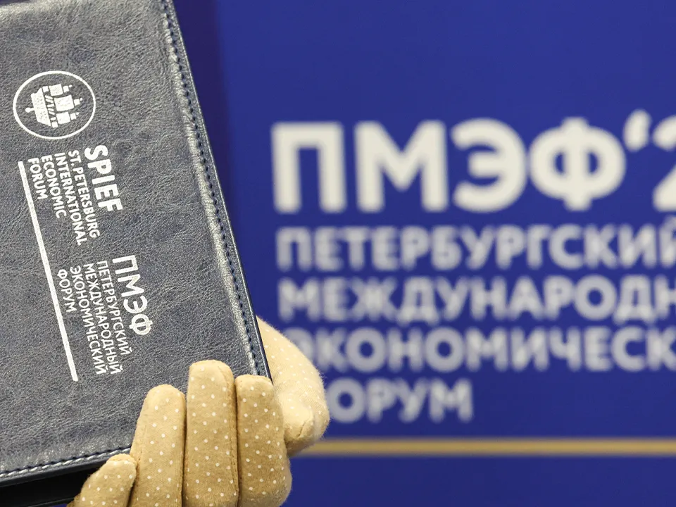 «Чтобы не шли в блогеры»: на ПМЭФ обсудили, как переманить молодежь в науку