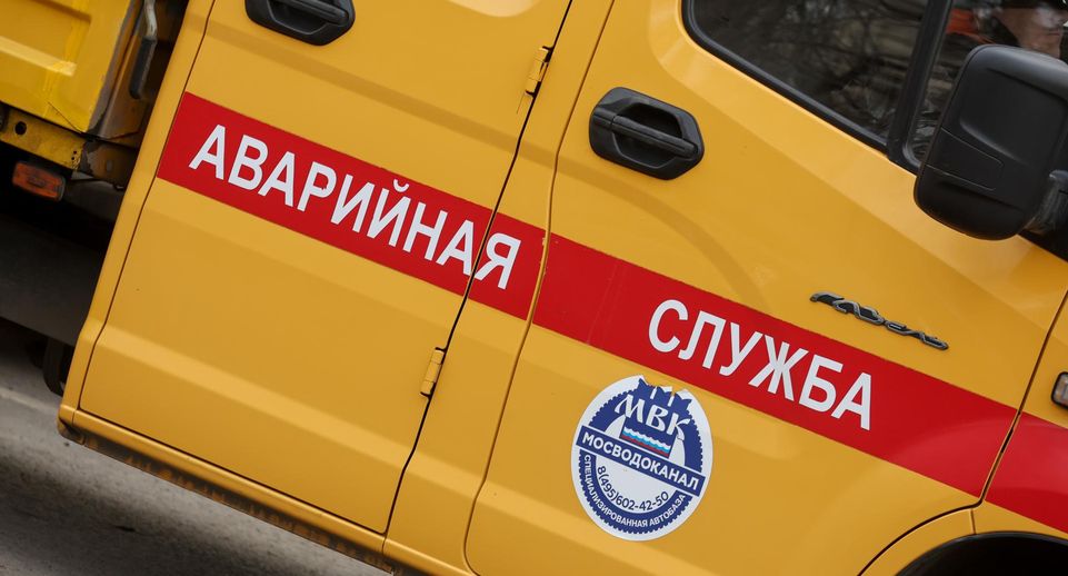 «Спешил на вызов»: «КамАЗ» аварийной службы утонул в огромной яме в Новосибирске