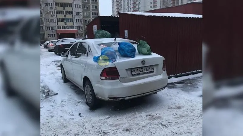 За неправильную парковку в Химках наказывают мусором на авто