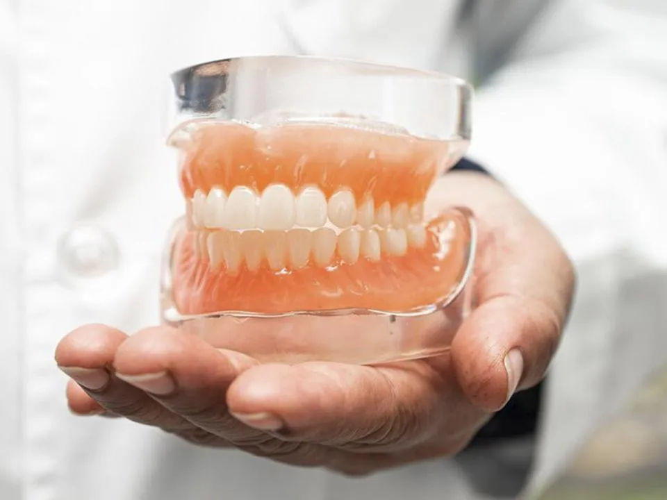 Проще и дешевле: выяснилось, когда лучше поставить вставную челюсть, чем лечить зубы