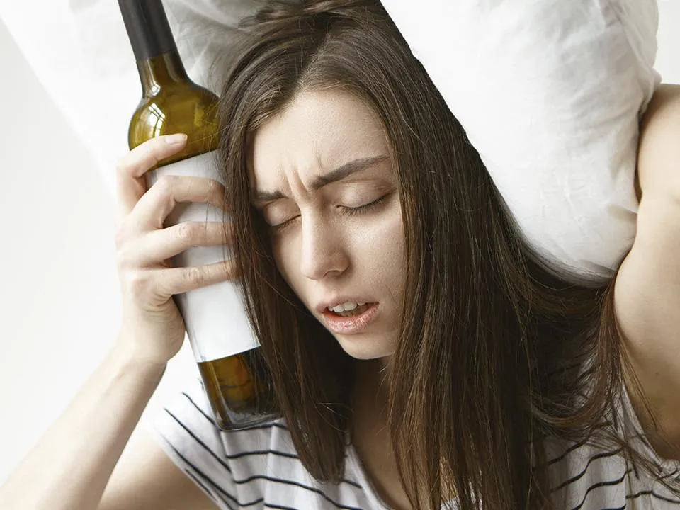 «Обычно начинается с нарушения функции печени»: врач объяснил, как отравились сидром жители Ульяновской области