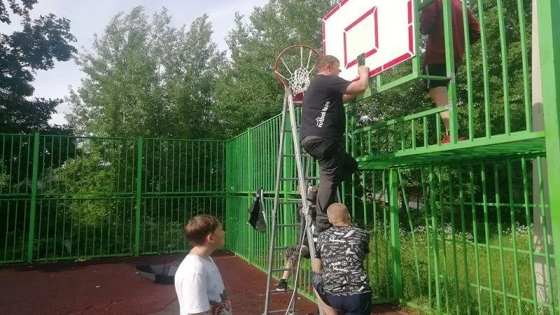 Инициативные местные жители отремонтировали спортивную площадку в Солнечногорске
