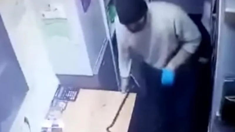 В Подольске вор проделал дыру в крыше магазина, чтобы украсть десятки телефонов