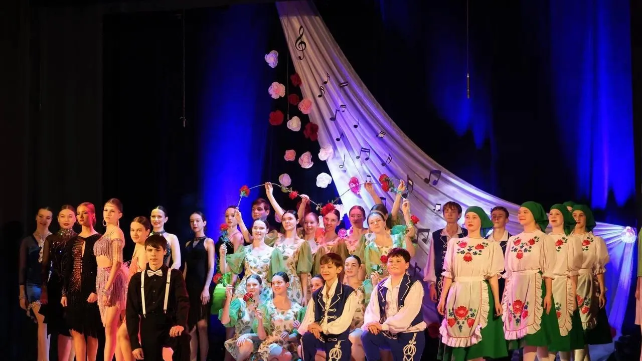 Живое сердце из роз: в подольском ДК ярко поздравили женщин с 8 марта