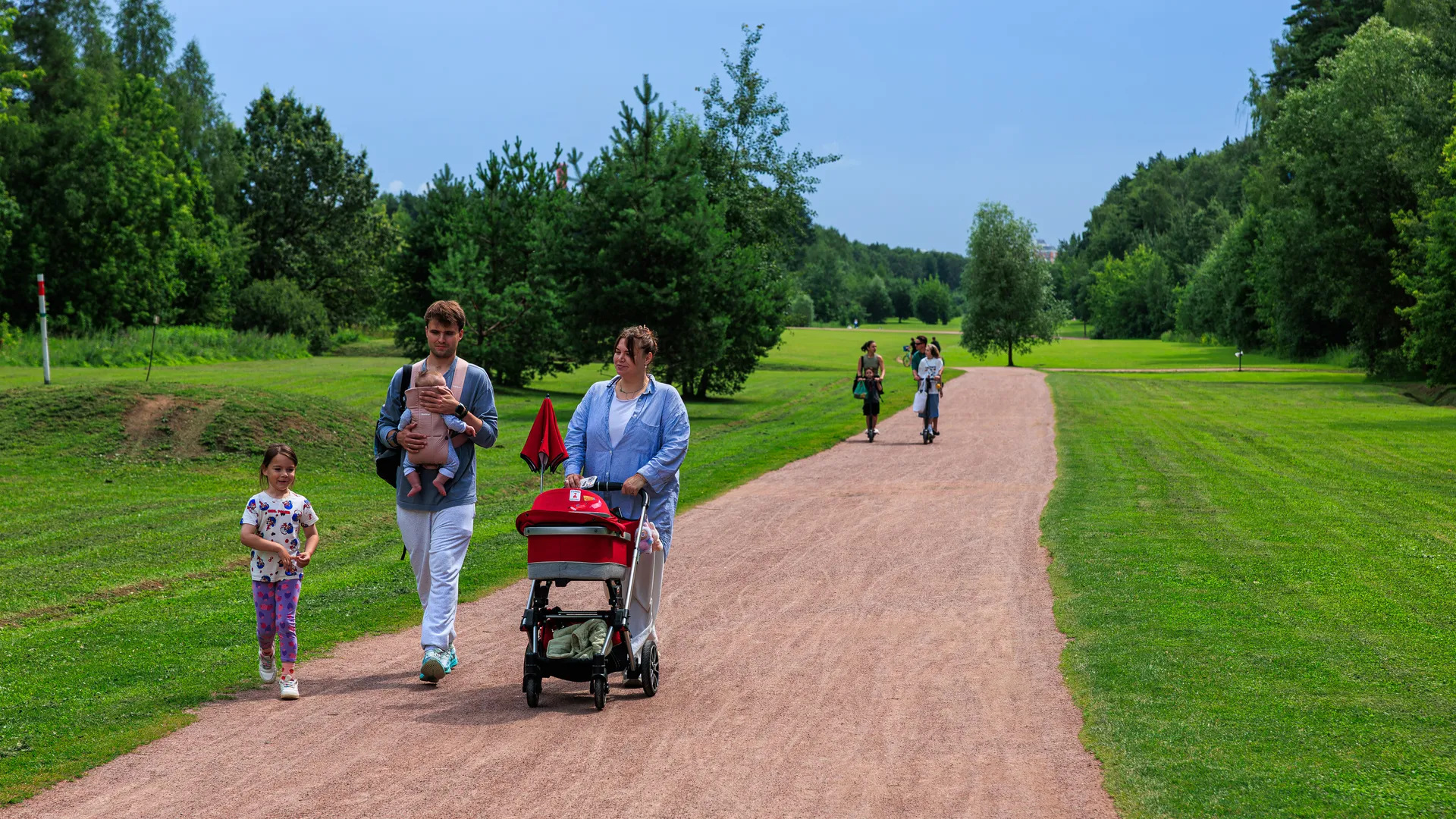 Семья с детьми в Мещерском парке в Одинцово летом