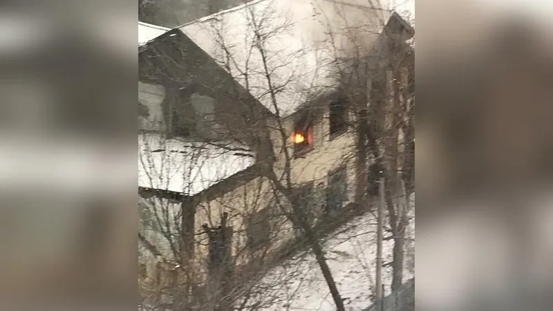 Заброшенная вечерняя школа загорелась в Химках