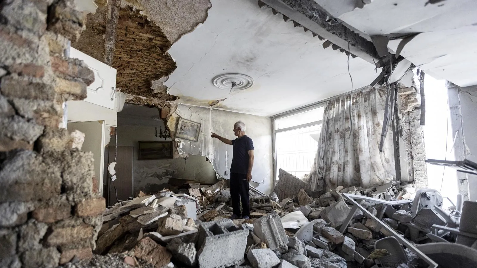 Дом после ракетного обстрела, Тегеран, 5 июня 2025 года. Sobhan Farajvan