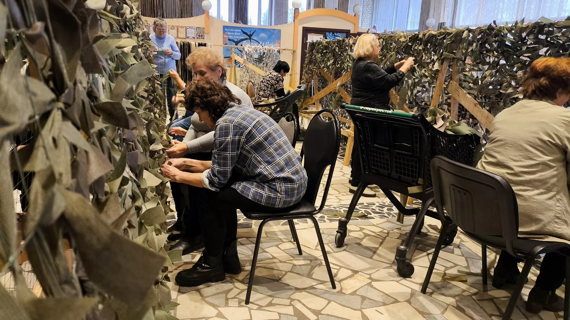 Пенсионерка из Видного третий год проводит дни в плетении сетей для фронта