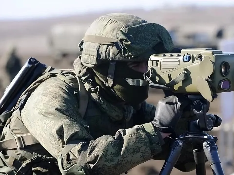 «Не смотреть, как вокруг полыхают дома»: радист рассказал о самом страшном случае на передовой