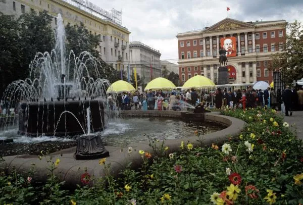 Уличное кафе на Советской площади в День города, который отмечался 19 сентября 1987 года