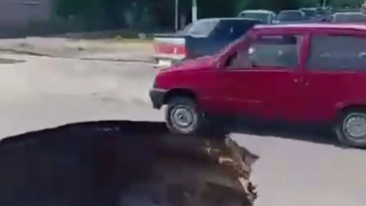 В центре Урюпинска автомобиль «Ока» едва не провалился в огромную яму